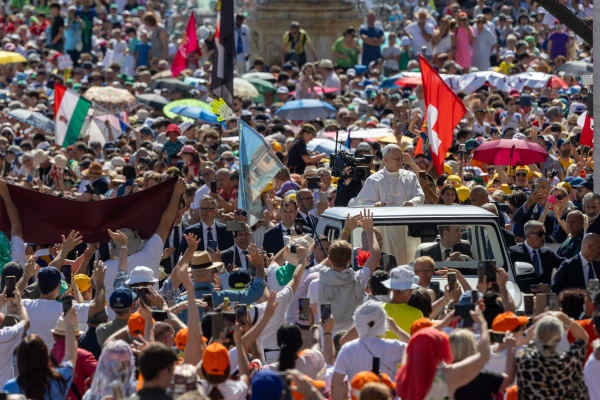 Pope Leo waving at the crowds gathered on St. Peter's Square for the Jubilee for Families, Children, Grandparents and the Elderly, June 1, 2025. Credit: Daniel Ibáñez/CNA