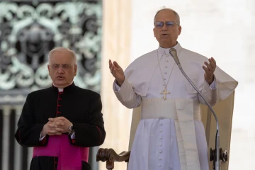 Pope Leo prays